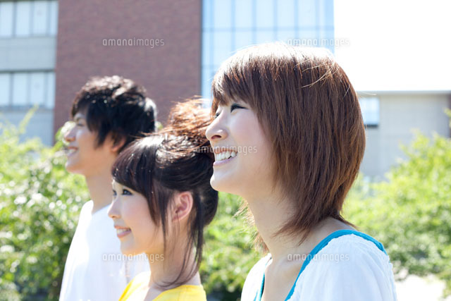 笑顔で遠くを見つめる男女三人の大学生の横顔 の写真素材 イラスト素材 アマナイメージズ