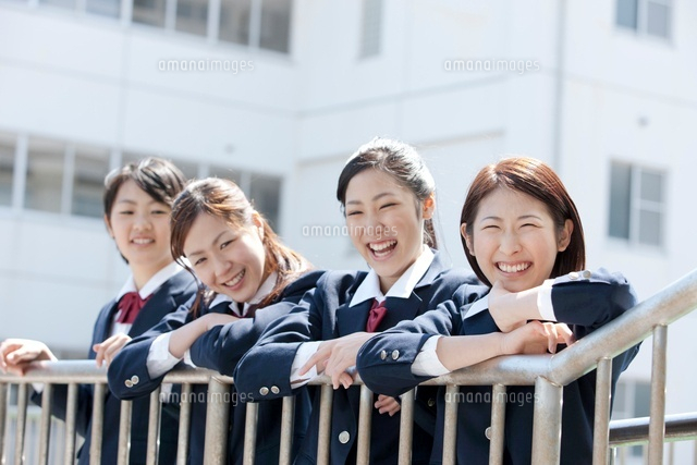 渡り廊下の笑顔の女子高生たち の写真素材 イラスト素材 アマナイメージズ