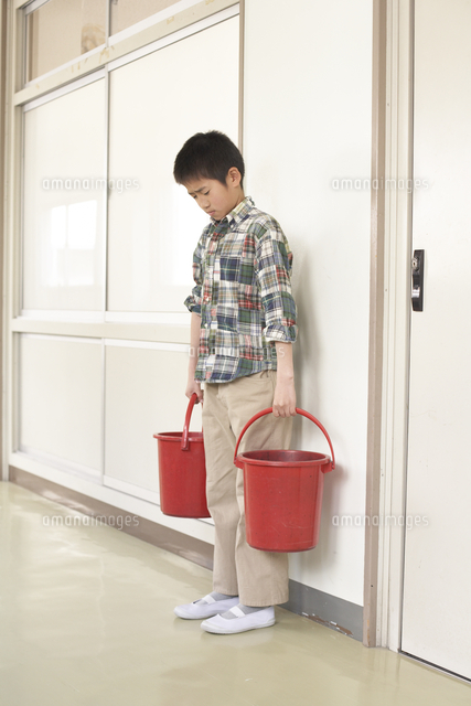 バケツを持って廊下に立つ小学生男子 の写真素材 イラスト素材 アマナイメージズ