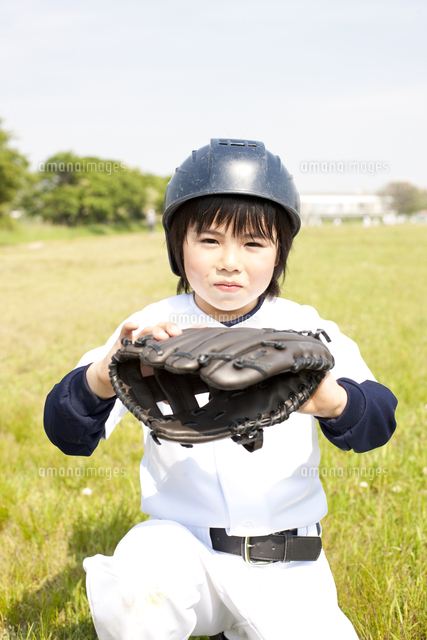 グローブを構える男の子 の写真素材 イラスト素材 アマナイメージズ