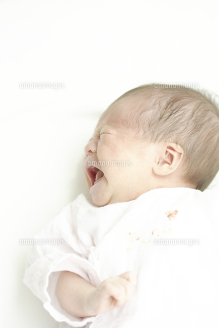 泣く女の赤ちゃん の写真素材 イラスト素材 アマナイメージズ
