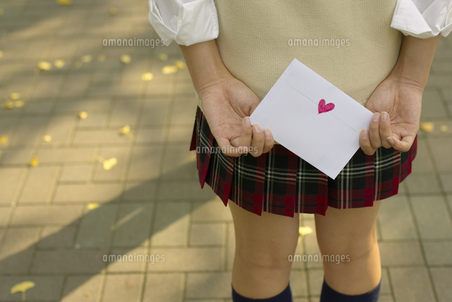 ラブレターを後ろにかくす女子高校生 の写真素材 イラスト素材 アマナイメージズ