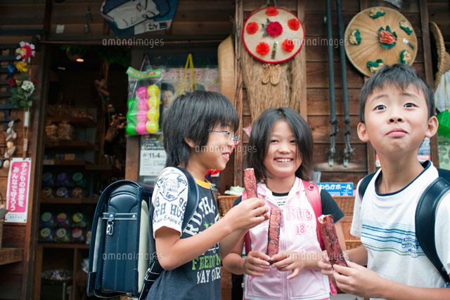 下校中に寄り道をする小学生 の写真素材 イラスト素材 アマナイメージズ