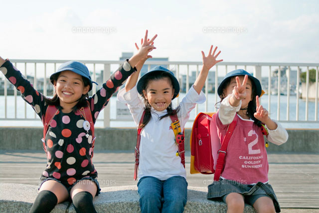 バンザイをする三人の小学生の女の子 の写真素材 イラスト素材 アマナイメージズ