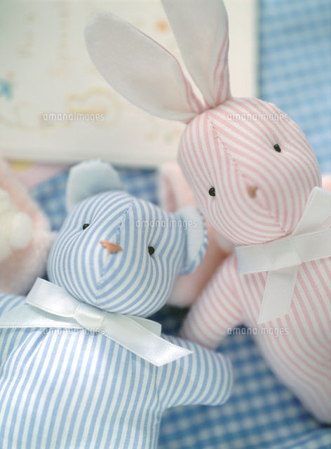 ウサギとクマのベビー用ぬいぐるみ の写真素材 イラスト素材 アマナイメージズ