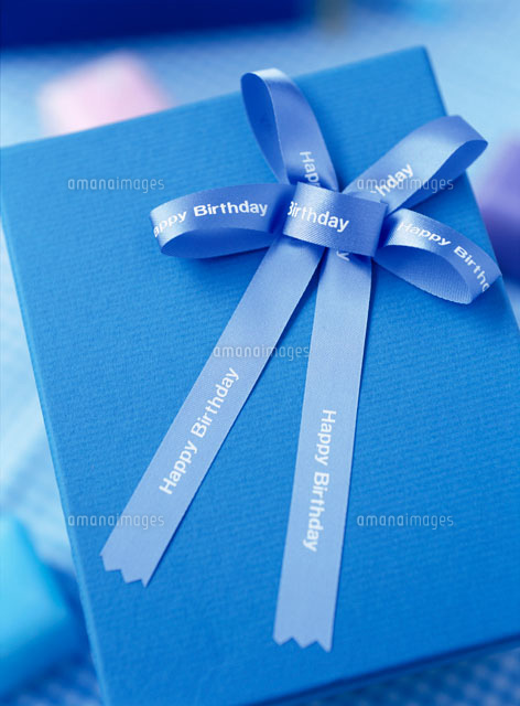 ブルーのギフトボックスとリボンのラッピング の写真素材 イラスト素材 アマナイメージズ