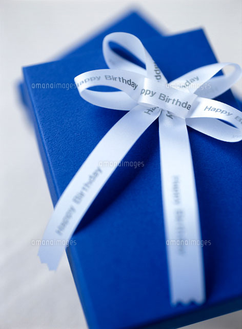 ブルーのギフトボックスと白のリボンのラッピング の写真素材 イラスト素材 アマナイメージズ