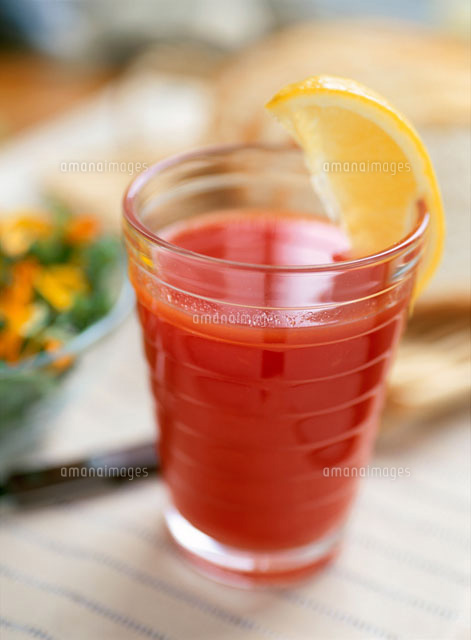 レモンを添えたトマトジュース の写真素材 イラスト素材 アマナイメージズ
