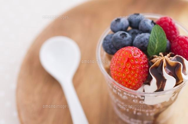 イチゴとブルーベリーとラズベリーのミントのせミニパフェ の写真素材 イラスト素材 アマナイメージズ