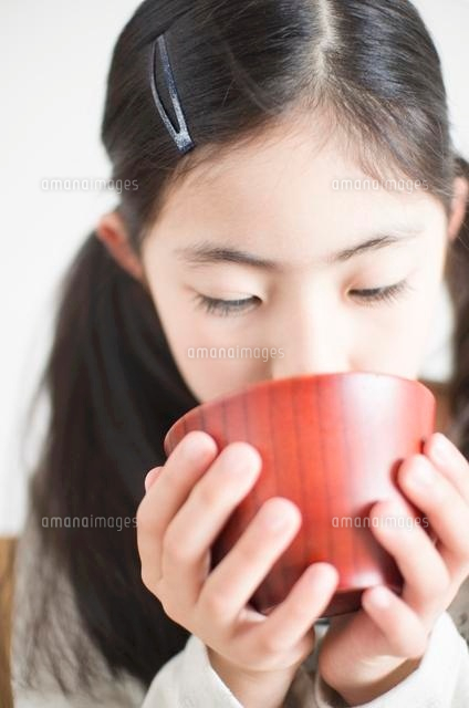 味噌汁を飲む小学生の女の子 の写真素材 イラスト素材 アマナイメージズ
