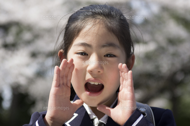 大きな声を出す小学１年生の女の子 の写真素材 イラスト素材 アマナイメージズ