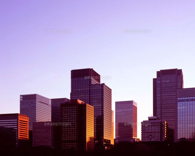 丸の内ビル群の朝焼け の写真素材 イラスト素材 アマナイメージズ