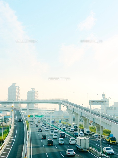 高速道路を走る車 の写真素材 イラスト素材 アマナイメージズ