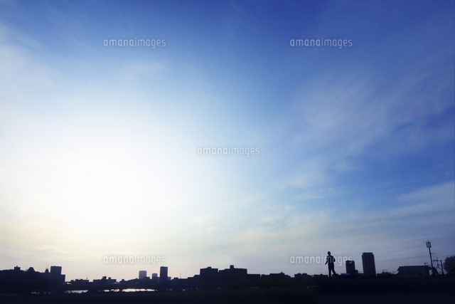 早朝の河川敷 の写真素材 イラスト素材 アマナイメージズ 早朝の河川敷 の写真素材 イラスト素材 アマナイメージズ