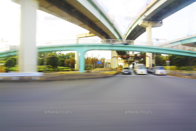 インターチェインジと歩道橋 走行撮影 の写真素材 イラスト素材 アマナイメージズ