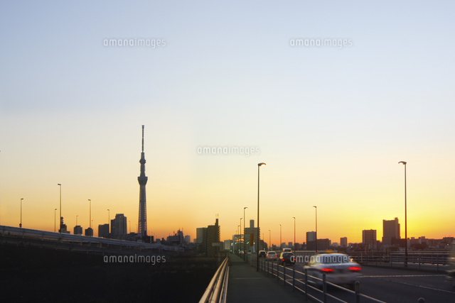 夕焼けのスカイツリー の写真素材 イラスト素材 アマナイメージズ
