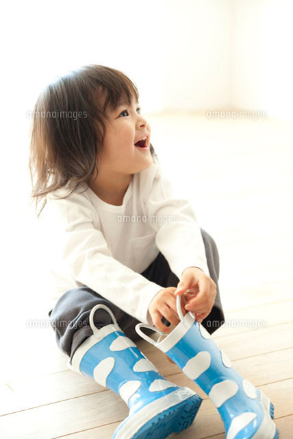 長靴を履く女の子 の写真素材 イラスト素材 アマナイメージズ