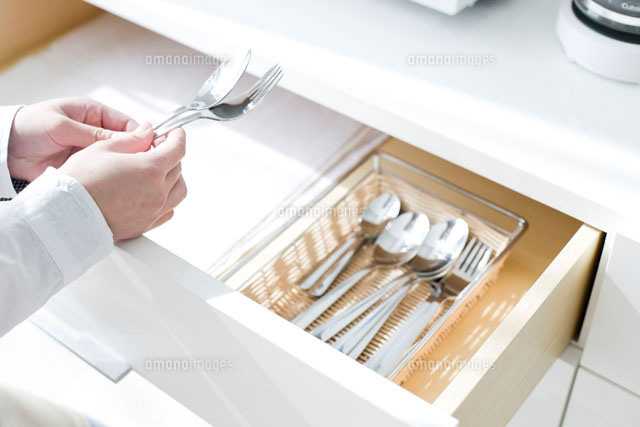 フォークとスプーンを出す手 の写真素材 イラスト素材 アマナイメージズ