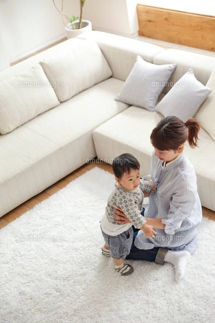 リビングのラグの上で遊ぶ赤ちゃんとお母さん の写真素材 イラスト素材 アマナイメージズ