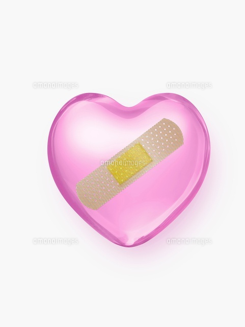 ピンクのハートと絆創膏 の写真素材 イラスト素材 アマナイメージズ