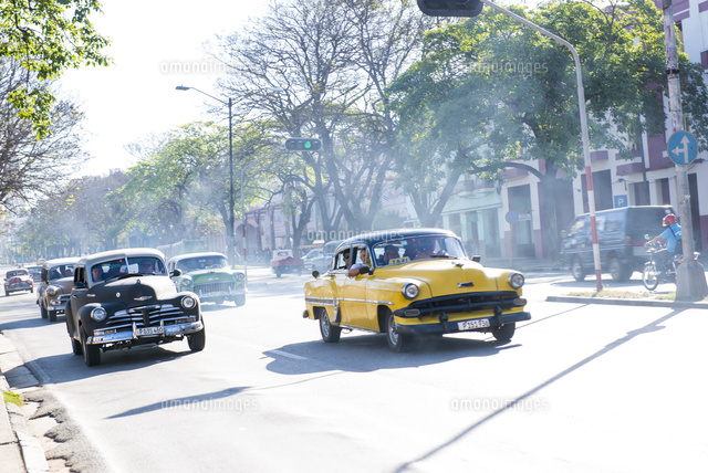 キューバ ハバナ市内の道を走る車 の写真素材 イラスト素材 アマナイメージズ