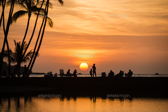 夕暮れの海と夕日 の写真素材 イラスト素材 アマナイメージズ