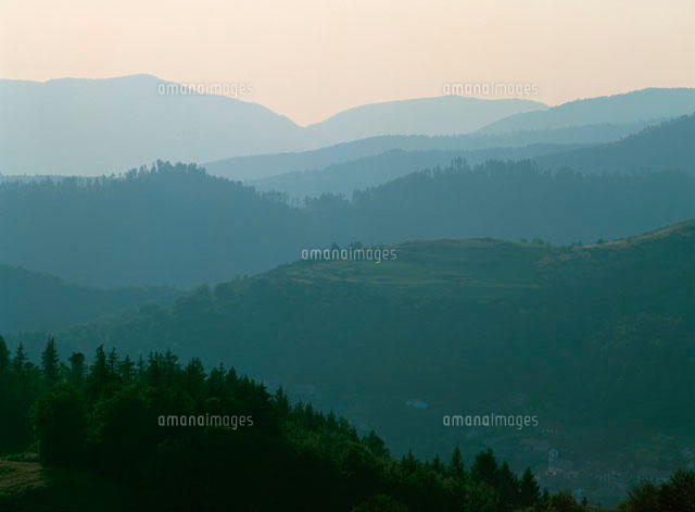 靄のかかる山並み の写真素材 イラスト素材 アマナイメージズ
