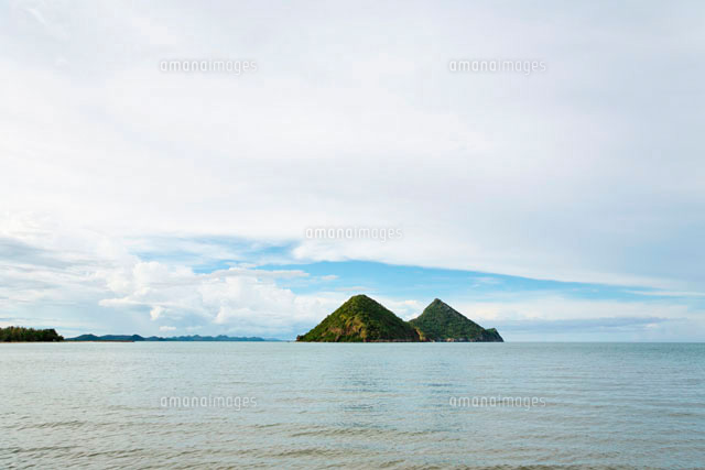風景画『湖に浮かぶ小島』 海に浮かぶ小島[10244001057]の写真・イラスト素材｜アマナイメージズ