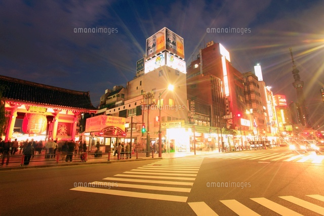 夜の雷門のライトアップと東京スカイツリーと横断歩道 の写真素材 イラスト素材 アマナイメージズ