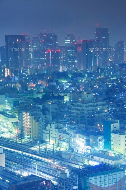 雪降るjr中央線と新宿のビル群 夜景 の写真素材 イラスト素材 アマナイメージズ