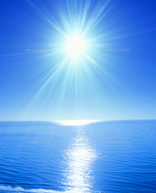 輝く海と太陽の光芒 の写真素材 イラスト素材 アマナイメージズ