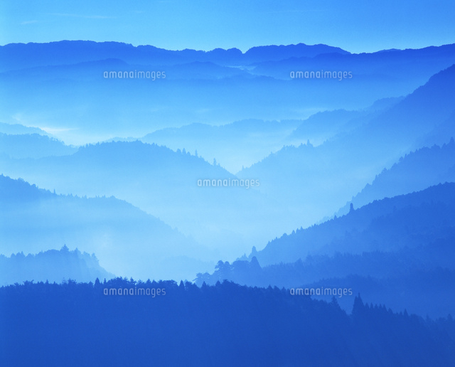 御斉峠方向の山並み 朝 の写真素材 イラスト素材 アマナイメージズ