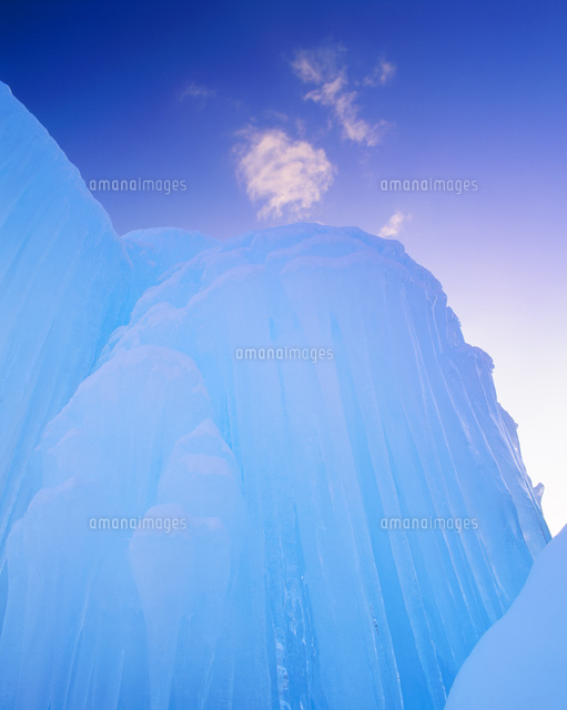 氷瀑のつらら 夕景 の写真素材 イラスト素材 アマナイメージズ