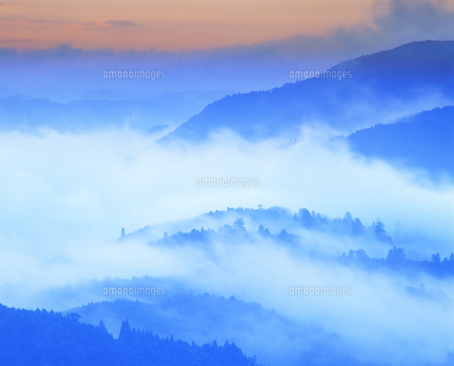 朝霧の雲海と山並み の写真素材 イラスト素材 アマナイメージズ
