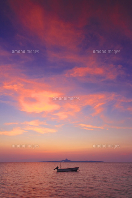 オールドノリタケ 風景画  アラビアンナイト 夕焼け 湖、椰子の木と船 夕焼けと船とヤシの木立と伊江島[10247011369]の写真・イラスト素材