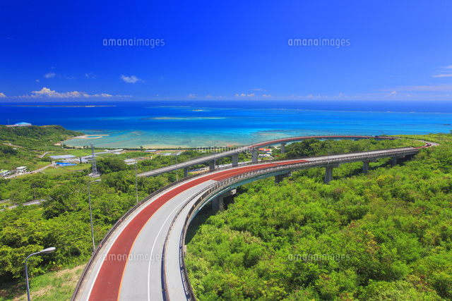 ニライカナイ橋と久高島とコマカ島遠望 の写真素材 イラスト素材 アマナイメージズ
