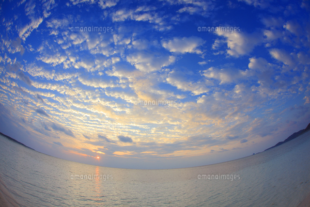 海と朝日とうろこ雲,魚眼[10247012232]の写真・イラスト素材｜アマナ