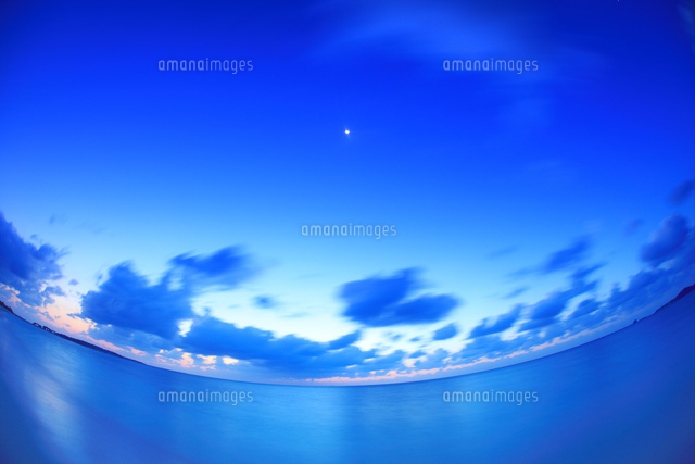 朝の海と月と流れる雲 魚眼 の写真素材 イラスト素材 アマナイメージズ