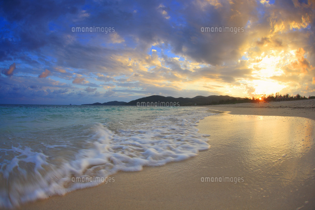渚に打ち寄せる波と夕日 の写真素材 イラスト素材 アマナイメージズ