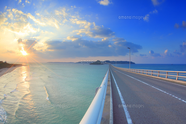 角島大橋と夕日と海 の写真素材 イラスト素材 アマナイメージズ
