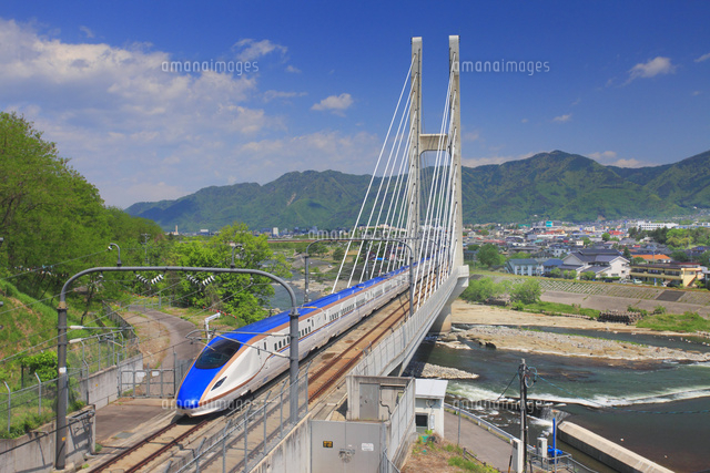 北陸新幹線E7系と千曲川と第2千曲川鉄道橋と上田市街遠望