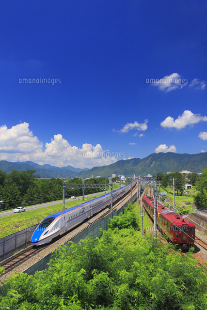 北陸新幹線e7系としなの鉄道のろくもん の写真素材 イラスト素材 アマナイメージズ