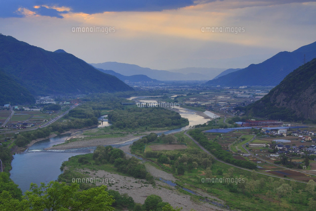 千曲公園から望む千曲川と上山田方向の夜景と雷[10247015192]の写真