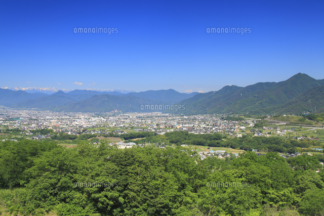 殿城から望む上田市街と槍ヶ岳など北アルプスの山並み[10247015245]の