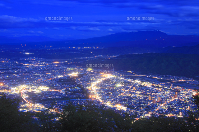 太郎山から望む上田市街と蓼科山などの山並みの夜景 の写真素材 イラスト素材 アマナイメージズ