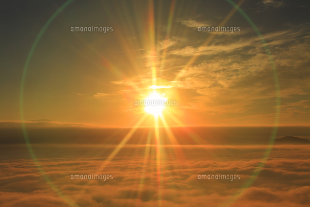 雲海と朝日とレンズフレア の写真素材 イラスト素材 アマナイメージズ