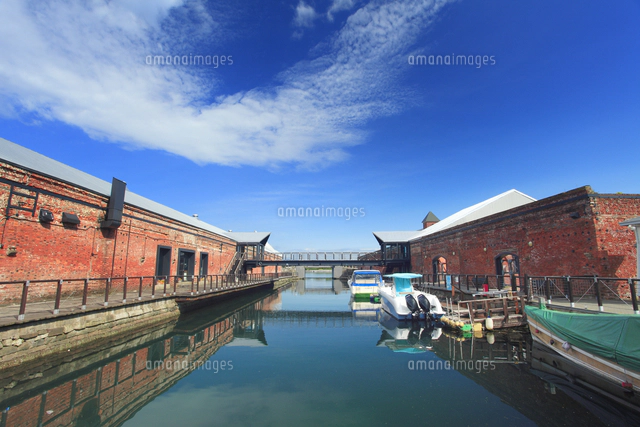 金森赤レンガ倉庫と函館山の夕景[10247019170]の写真・イラスト素材
