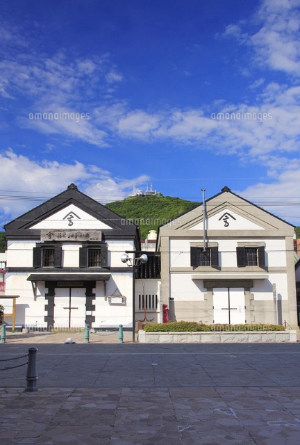 箱館高田屋嘉兵衛資料館と函館山遠望[10247019222]の写真・イラスト