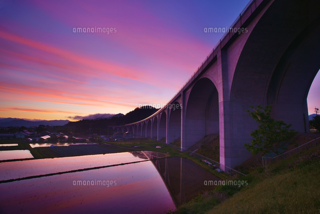 夕焼けと上田ローマン橋[10247020325]の写真・イラスト素材｜アマナ