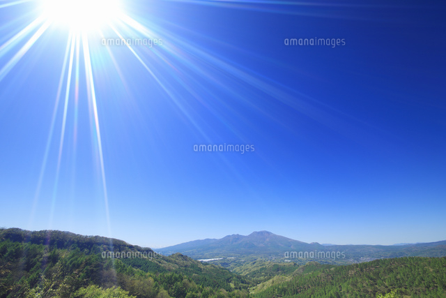 八風山から望む浅間山と新緑の樹林と太陽の光芒 の写真素材 イラスト素材 アマナイメージズ
